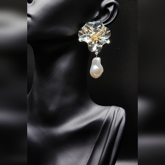 Elegant Silver and Gold Floral Pearl Earrings - Picture 3 of 4